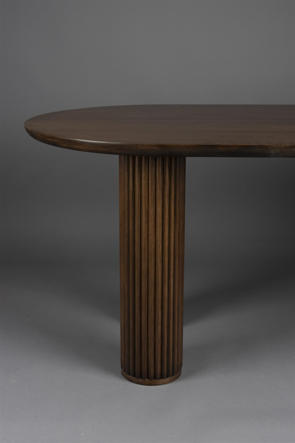 Table à manger en chêne brun