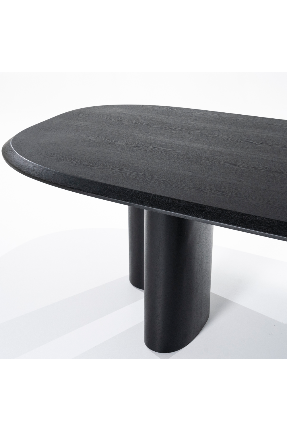 Table à manger en chêne noir