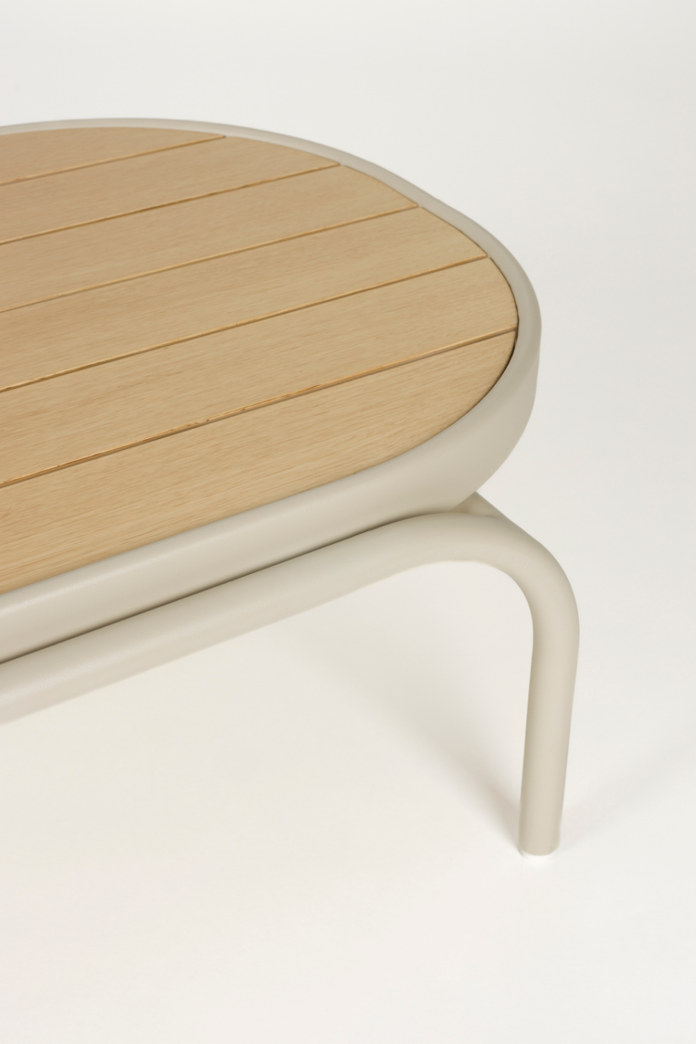 Table basse en aluminium beige